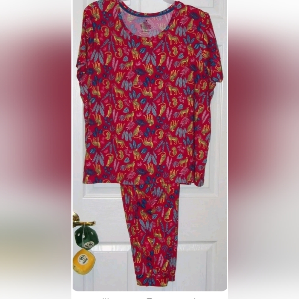 SECRET Treasures Women's  Size L  Short Sleeve T-Shirt and Joggers Pajama Set - Picture 2 of 16